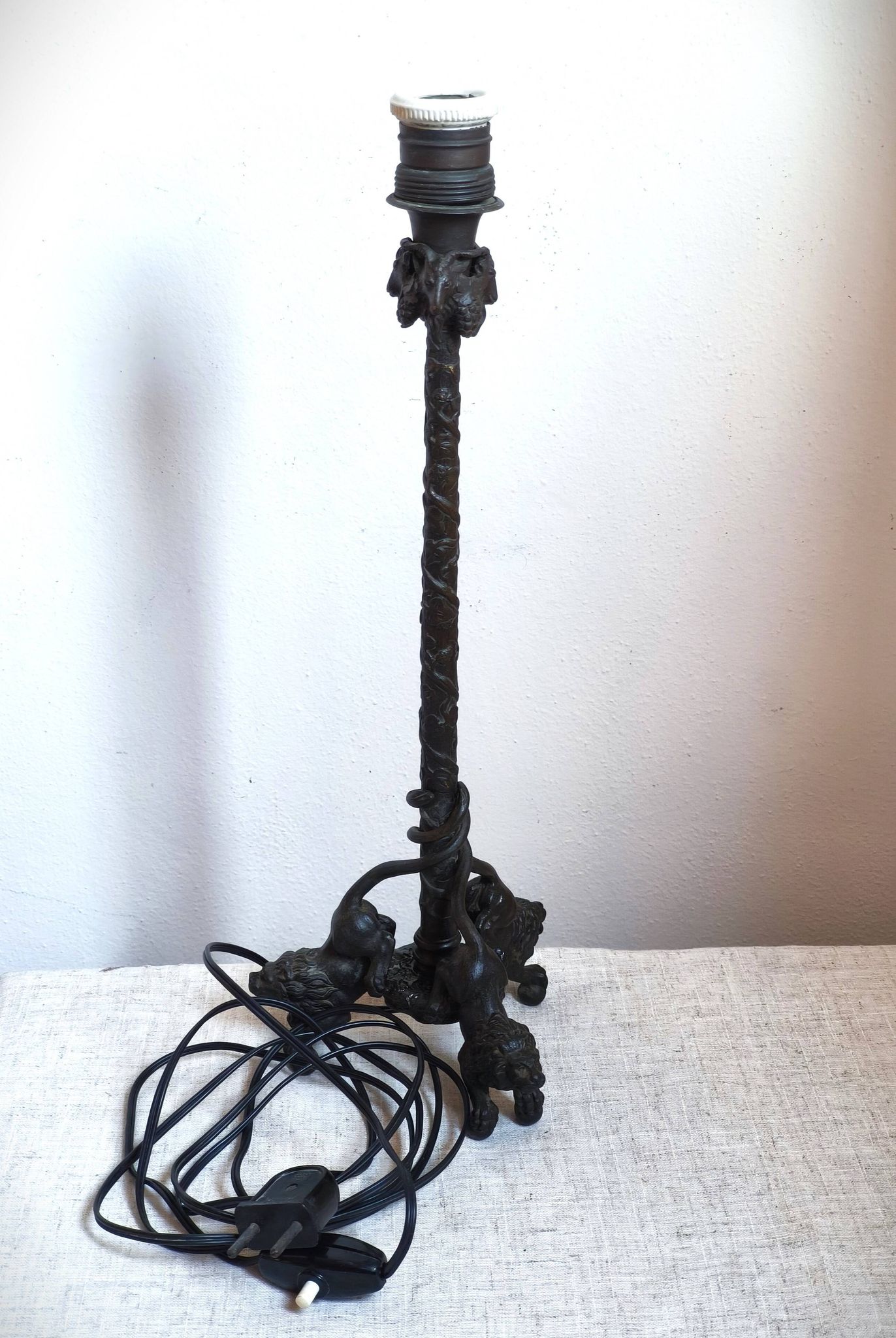 Vintage table lamp in patinated bronze with lion decor, 1950s.