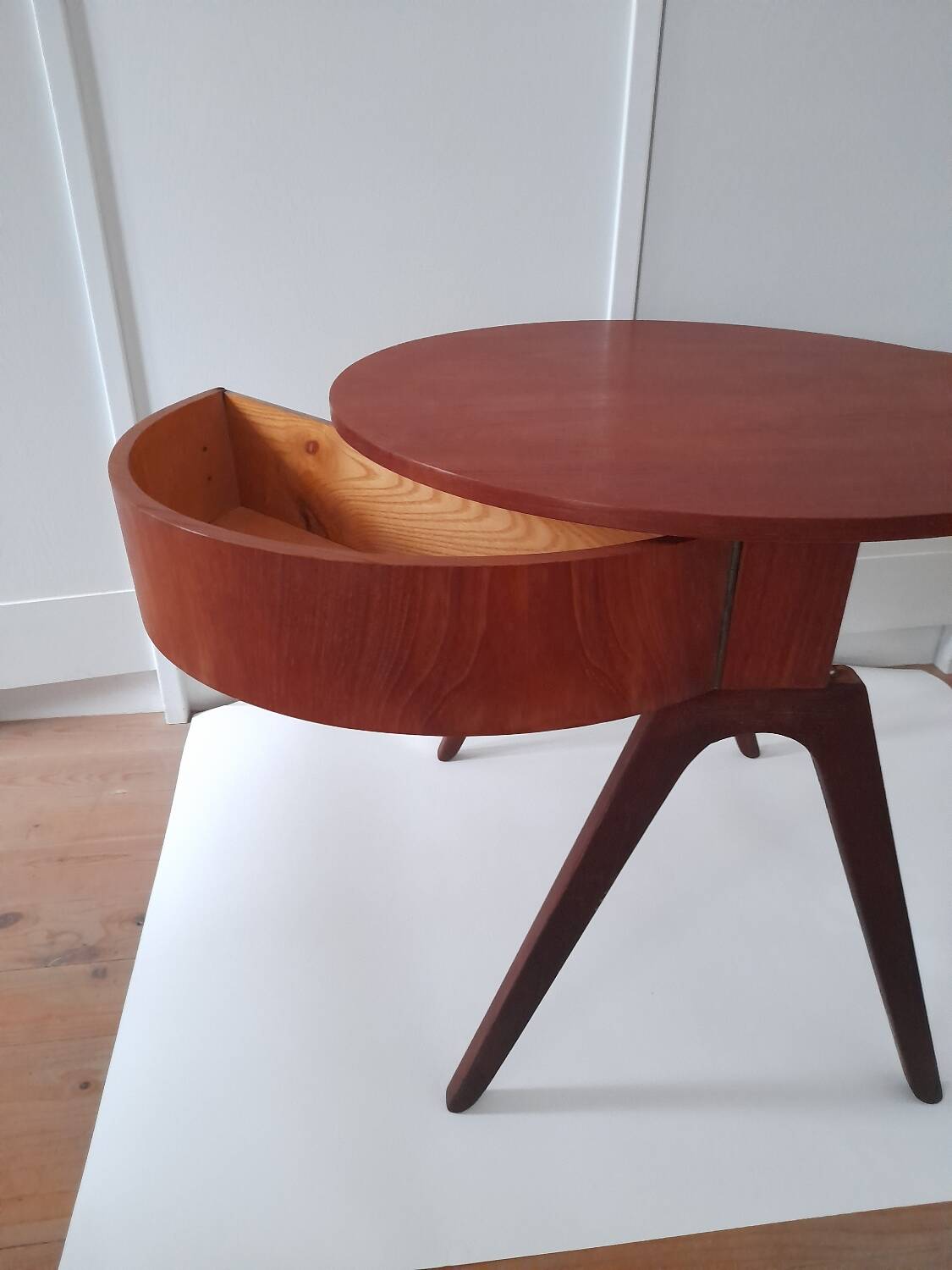 Pretty worker or Scandinavian teak side table