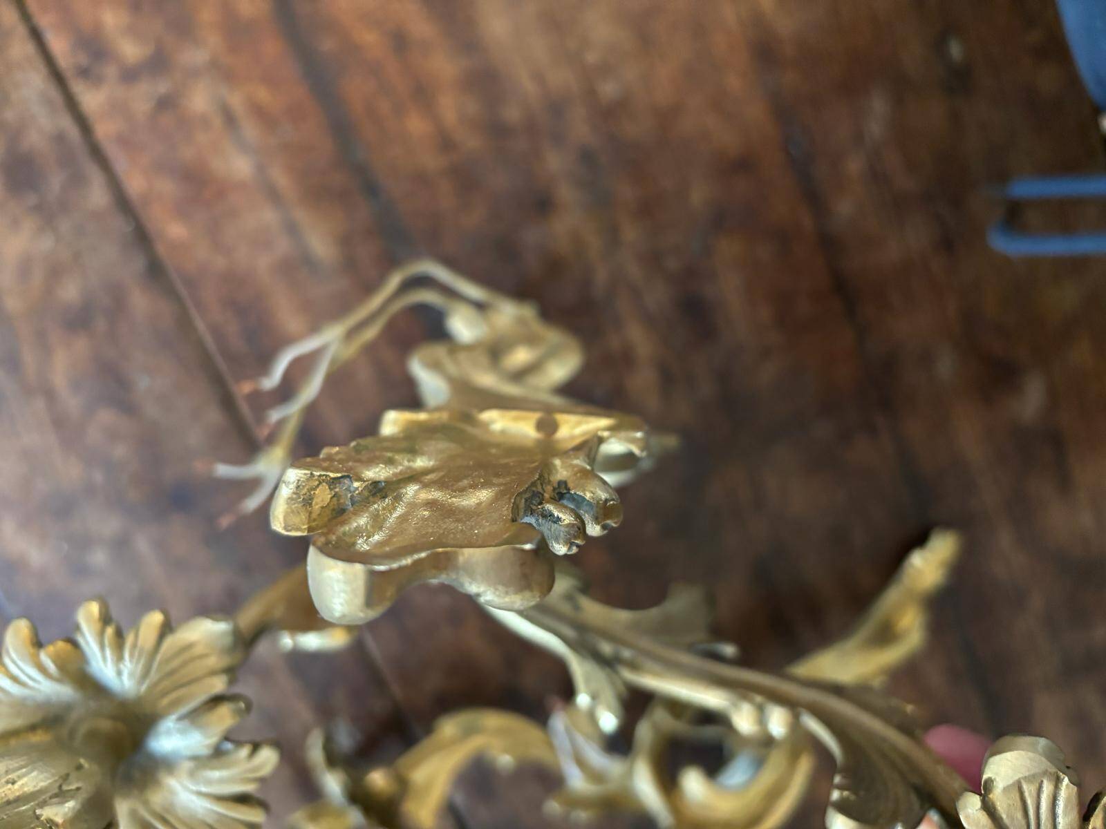 Paire d'appliques avec ampoules en bronze doré style Louis XV
