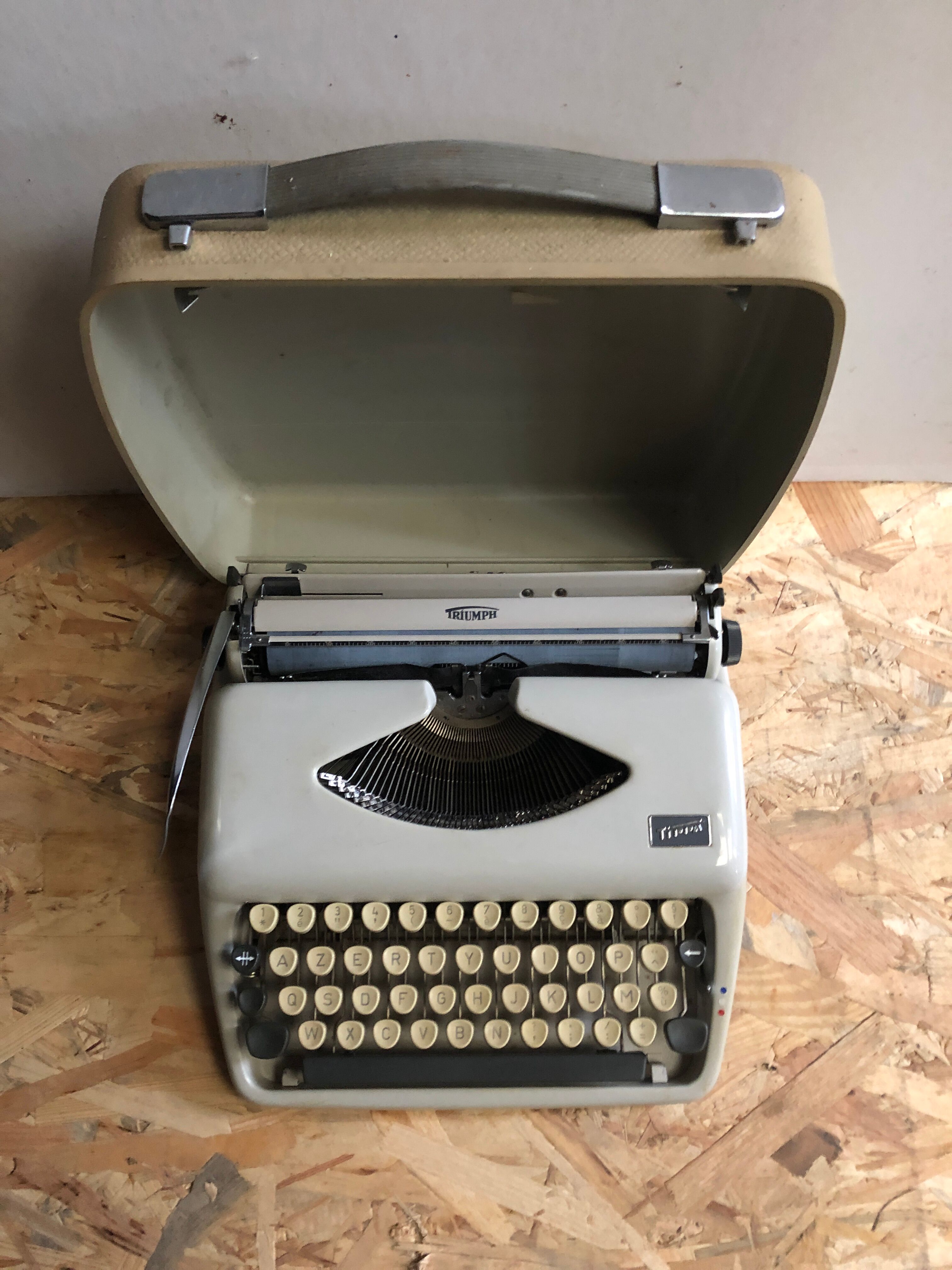 Old writing machine triumph tippa bakelite grey + vintage trunk