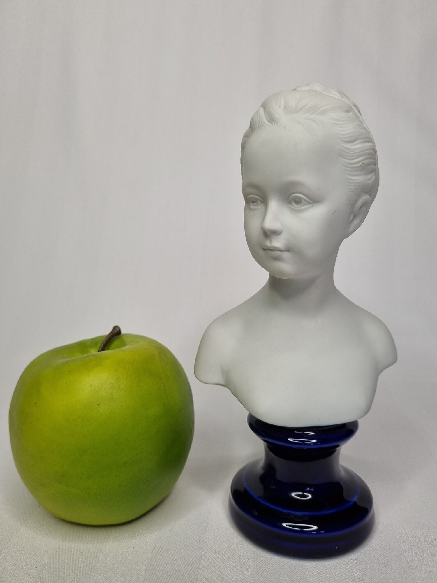 Bust in porcelain biscuit, Louise Brongniart child after Houdon, 20 cm