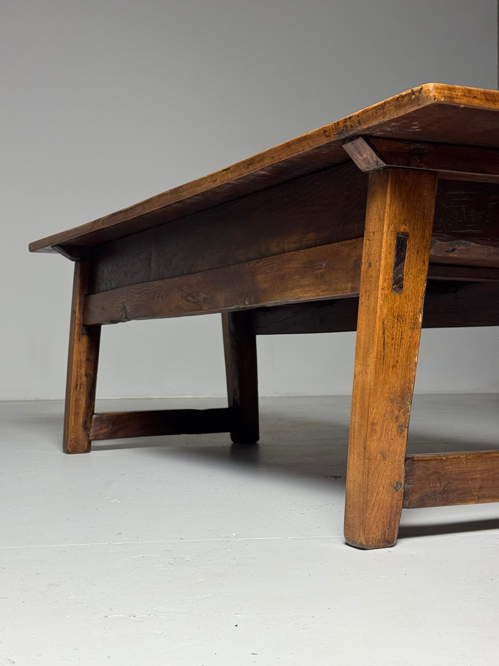 Table basse espagnole du 19ème siècle