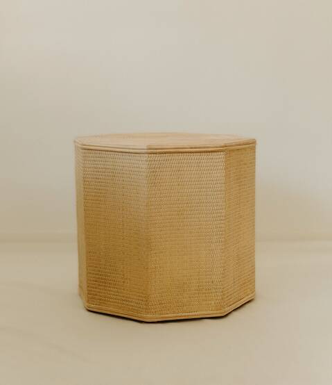 Petite table d’appoint octogonale en rotin couleur crème
