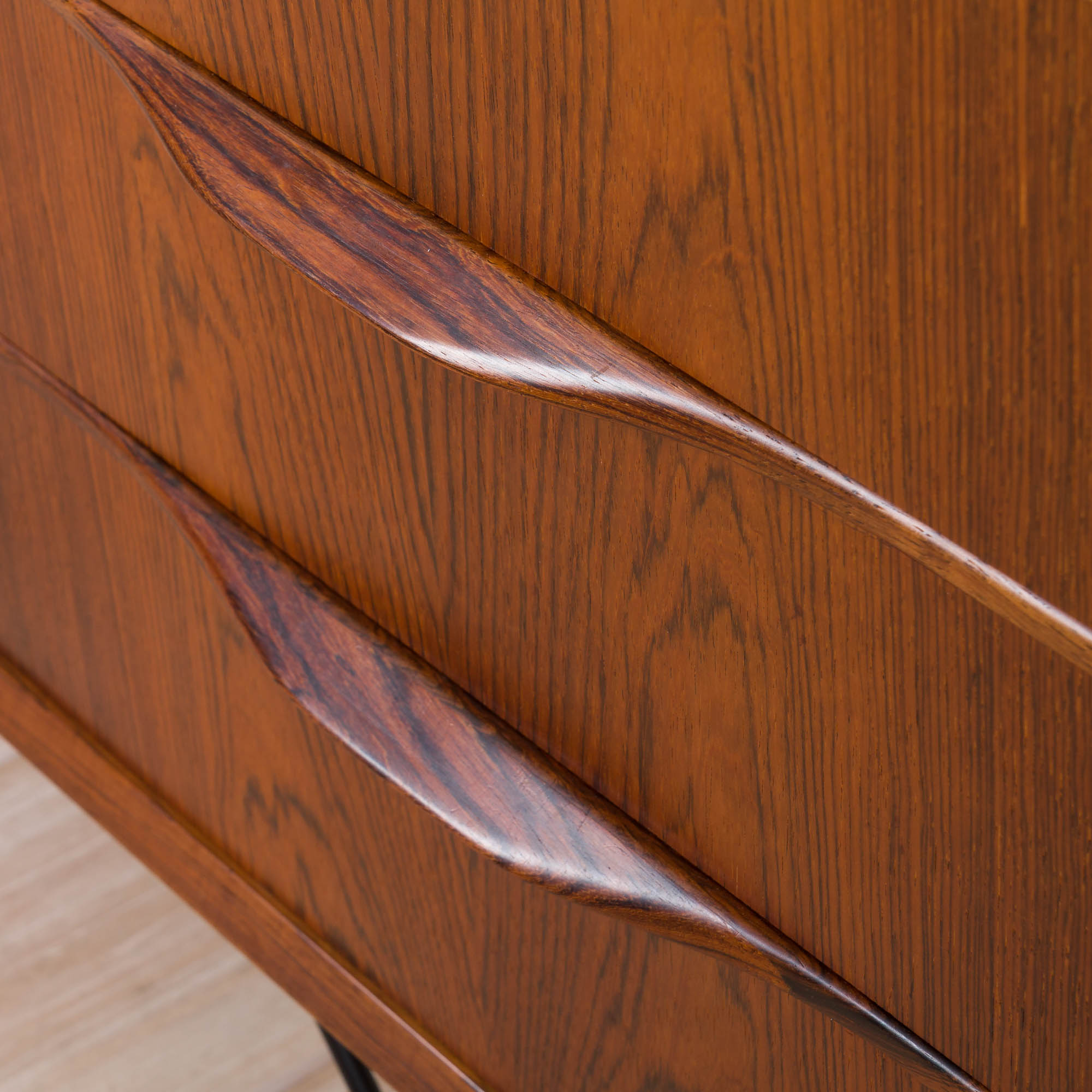 Rosewood sideboard with 4 drawers
