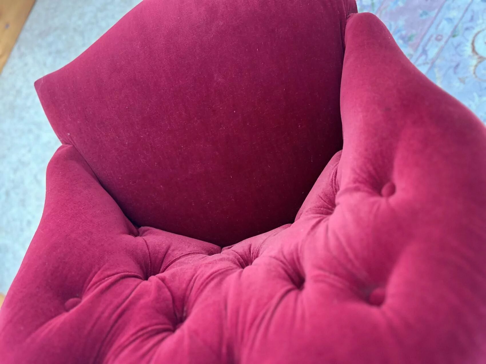 Burgundy velvet armchair – tufted – timeless charm