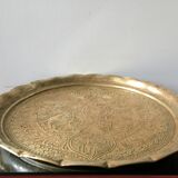 Plateau en laiton d’art islamique avec calligraphie et ornements