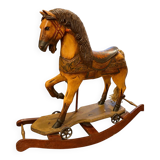 Cheval à bascule en bois ancien avec peinture d'origine, sculpté à la main.