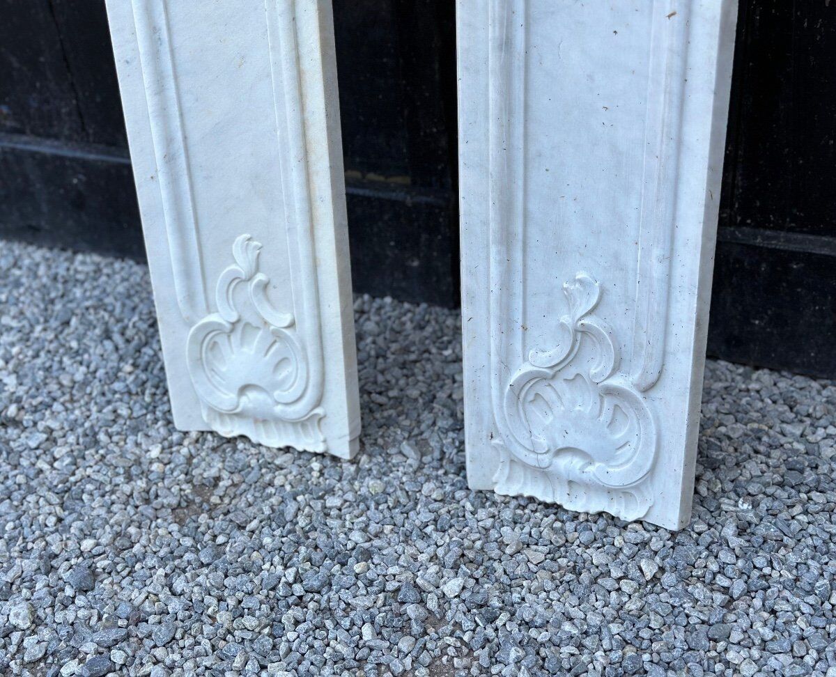 Pair of Louis XV pilasters in Carrara marble, 18th century