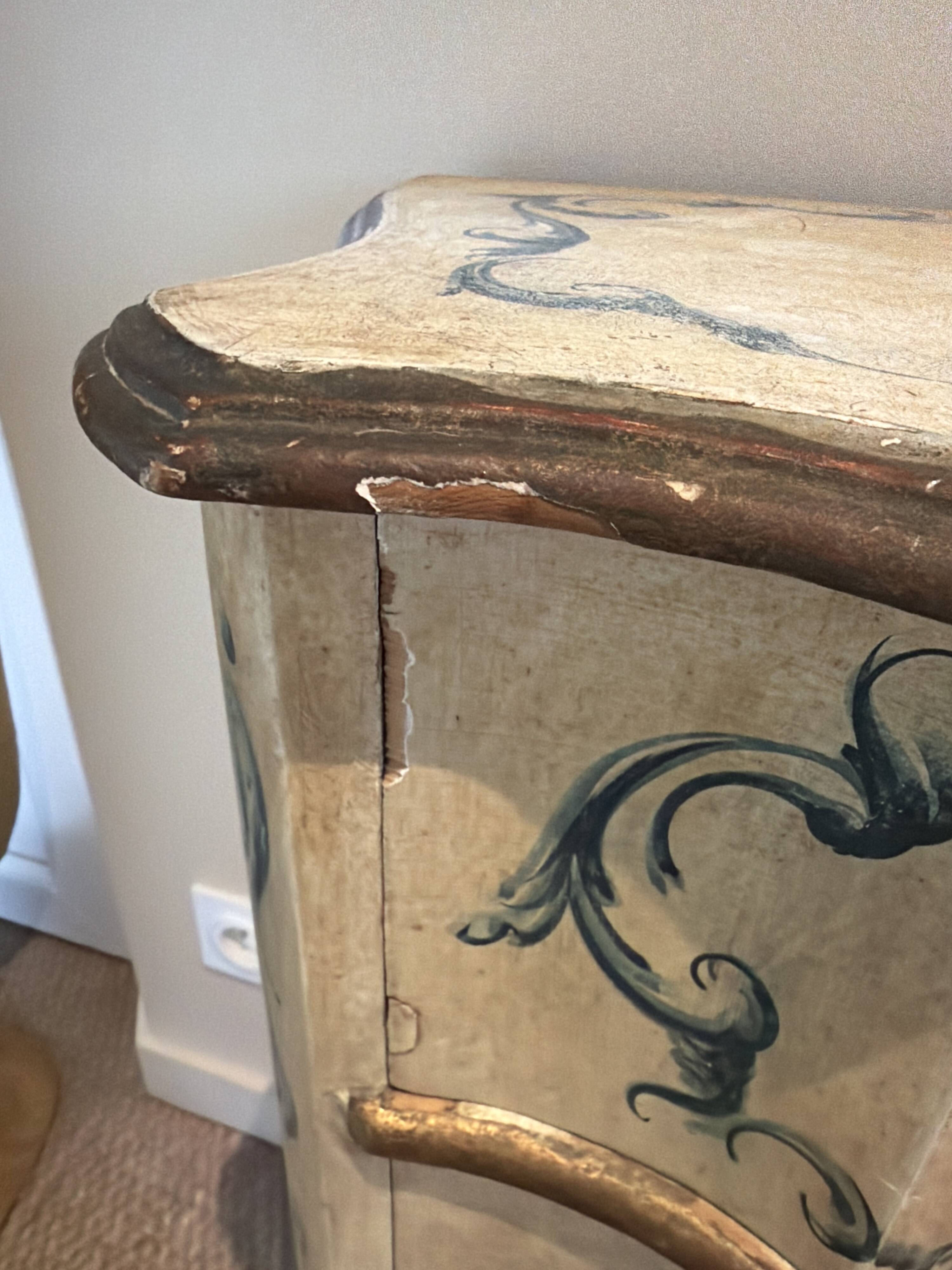 Serpentine commode, 18th century style, Italian, painted and gilded with patterns.