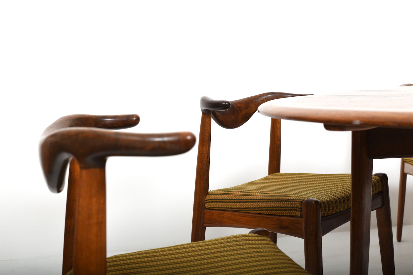 Chaises Cowhorn  et table par Svend Aage Madsen