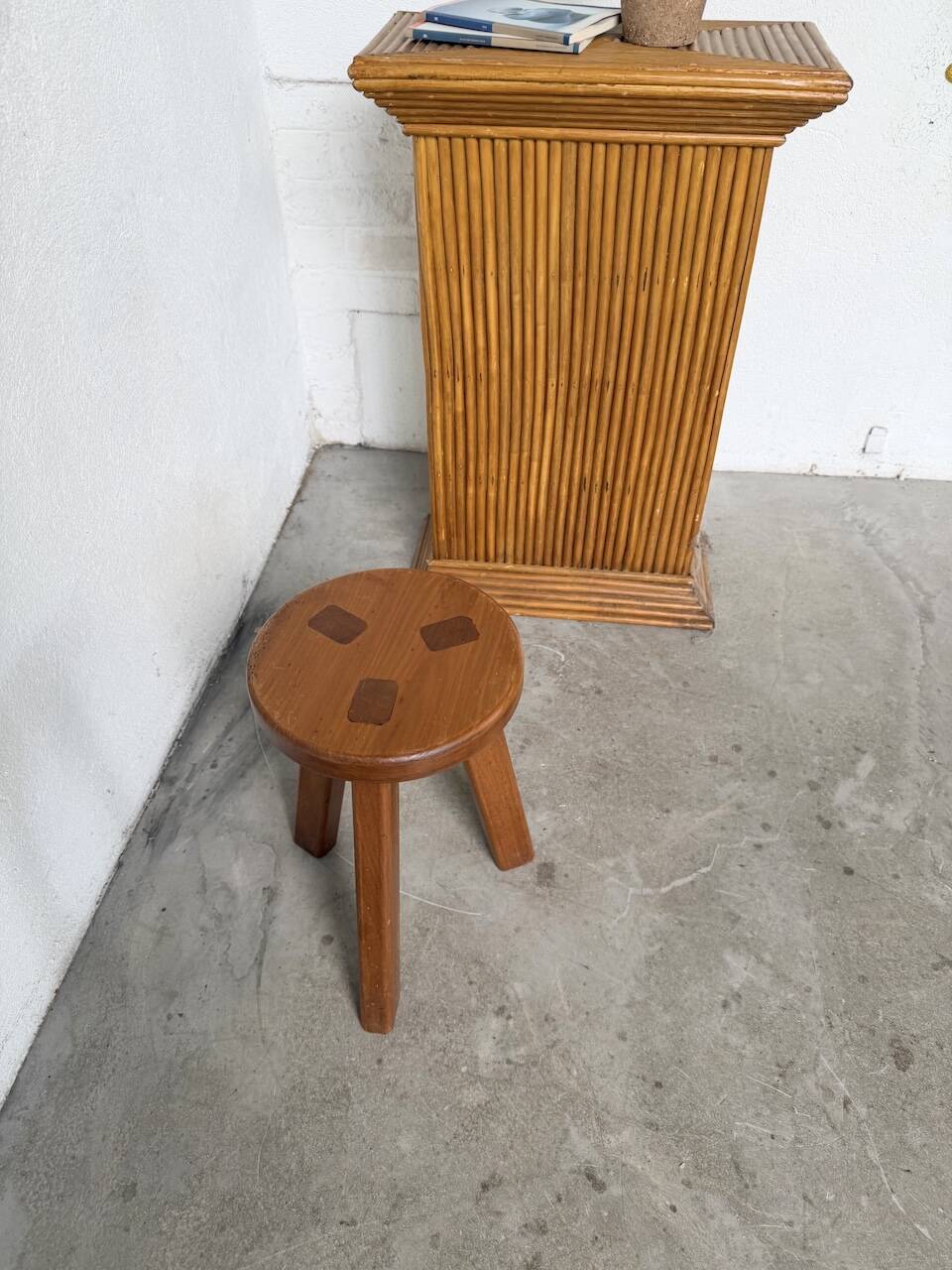 Tripod stool elm
