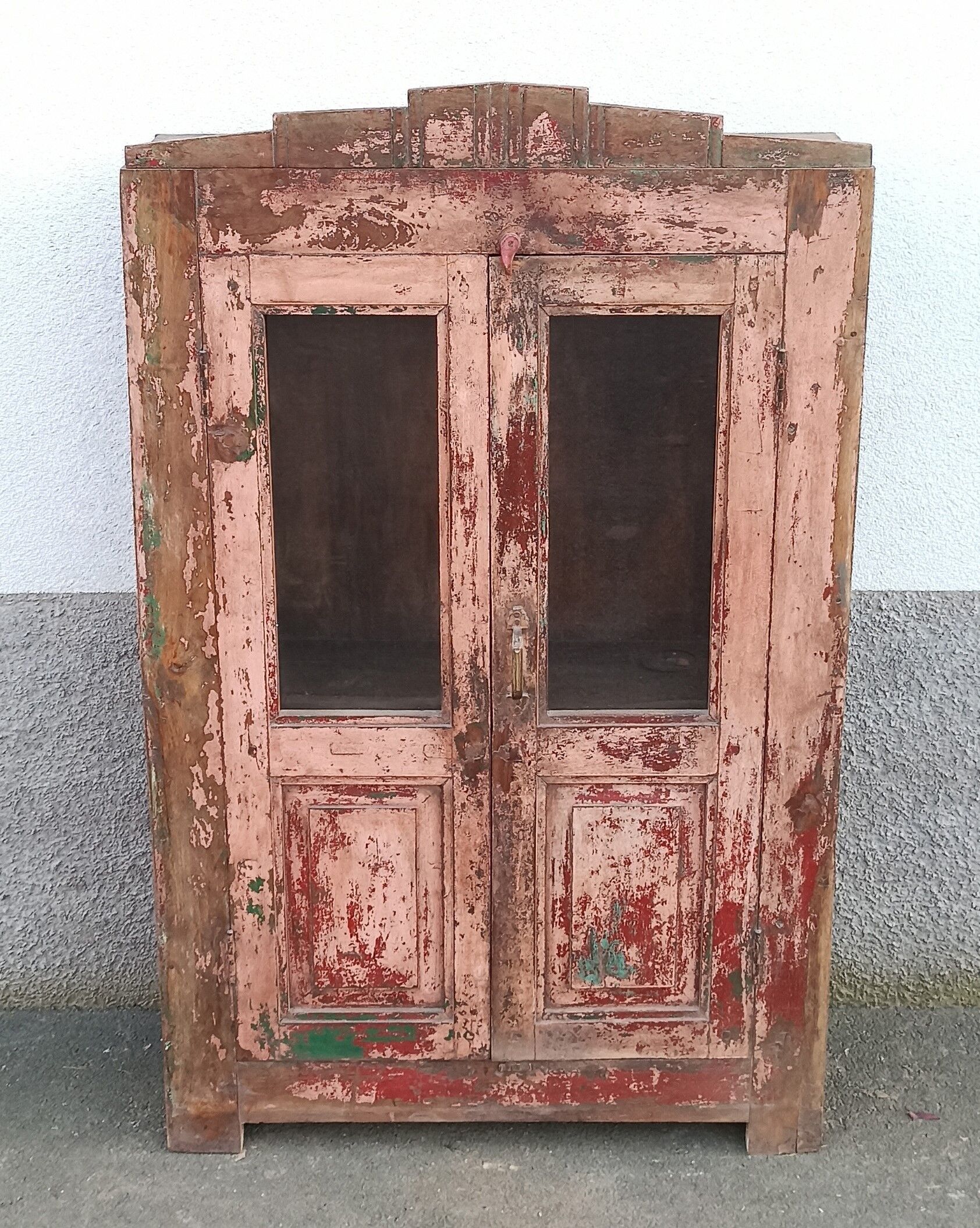 Armoire en bois rose avec portes vitrées