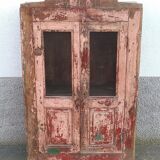 Armoire en bois rose avec portes vitrées