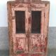 Armoire en bois rose avec portes vitrées