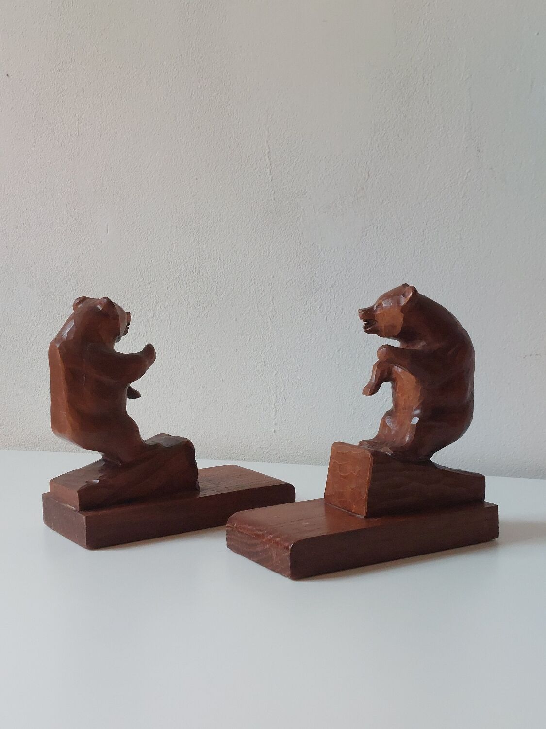 Paire de serre-livres vintage en bois sculpté à la main, décor ours