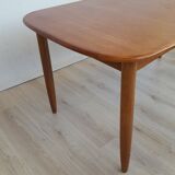 Extendable teak table