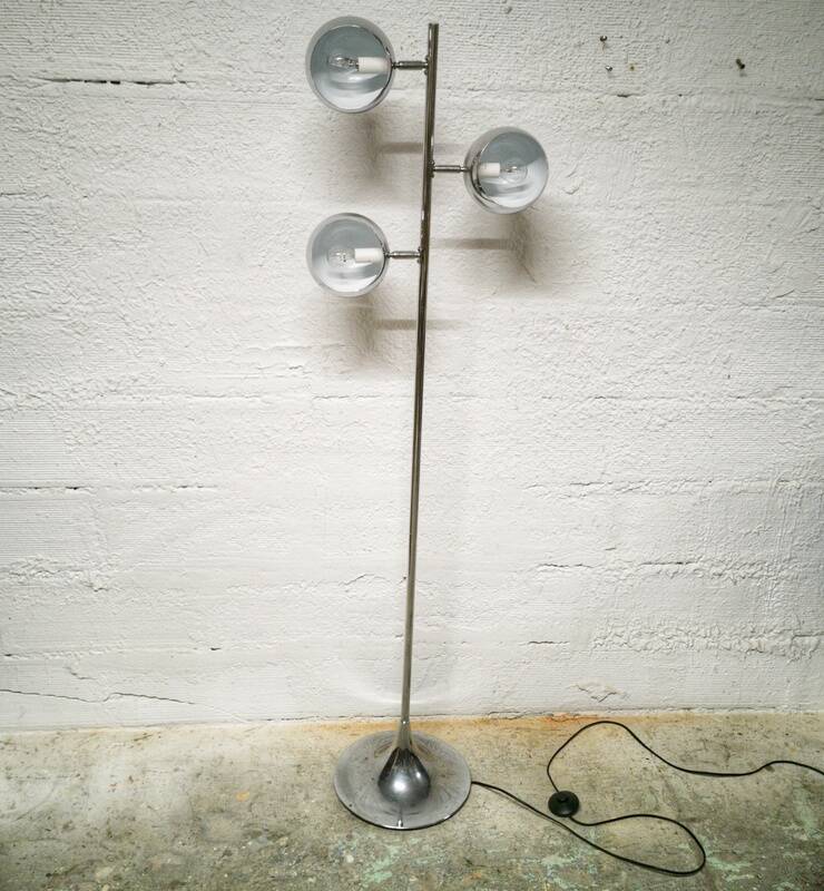 “Eye ball” floor lamp with tulip base