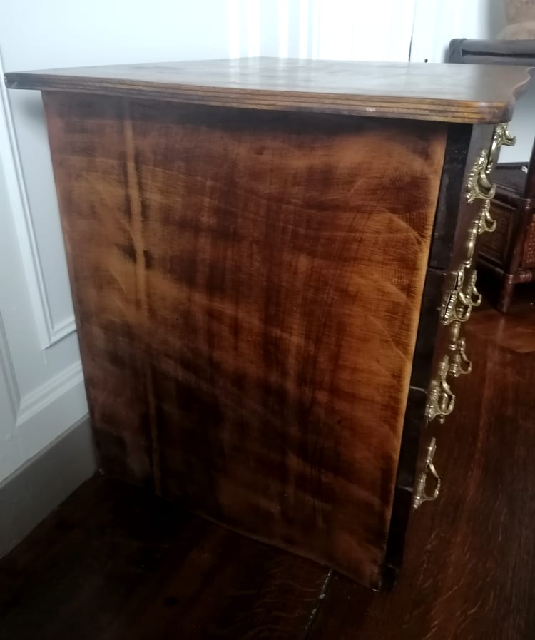 English-style chest of drawers