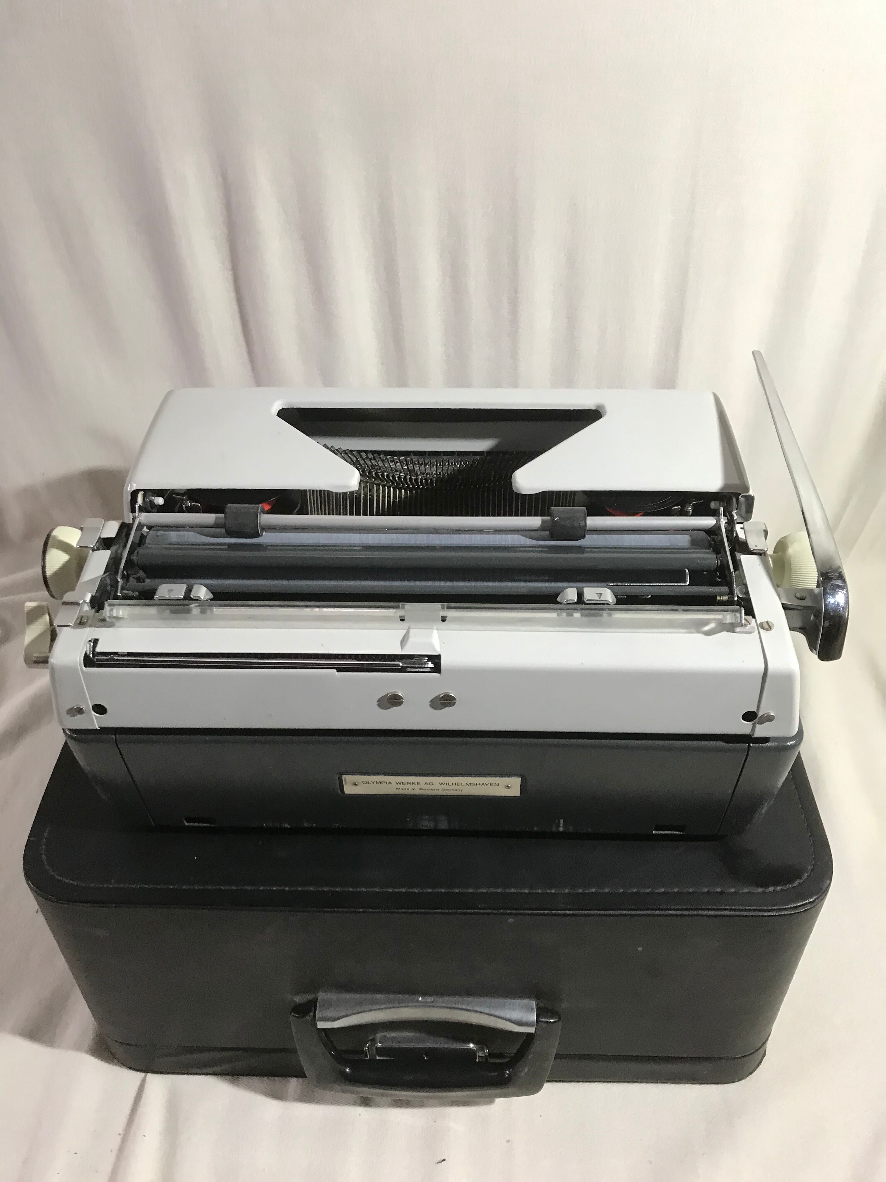 Machine à ecrire Olympia métal gris avec malle noire germany vintage