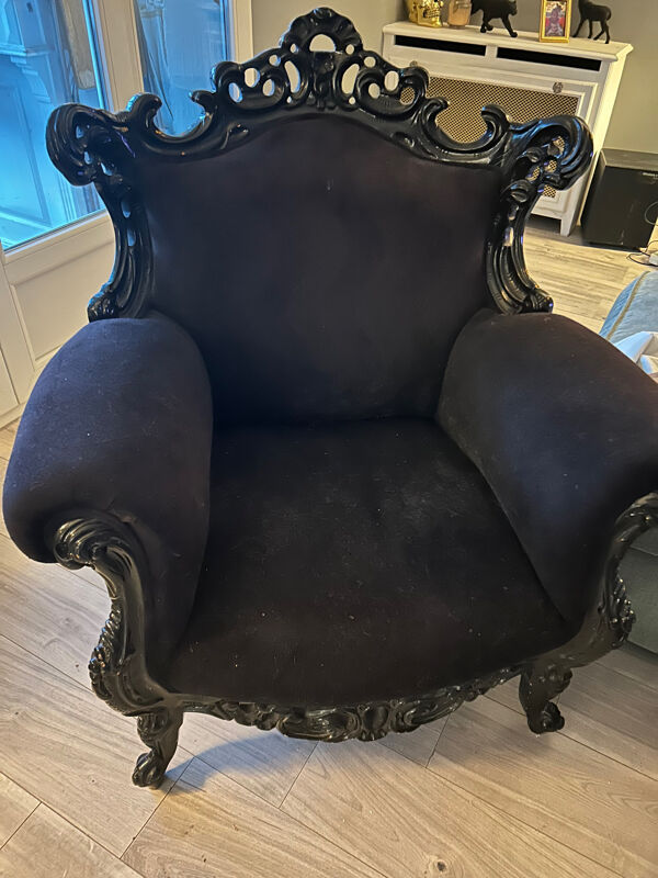 Fauteuil baroque en velours noir – esprit Louis XV