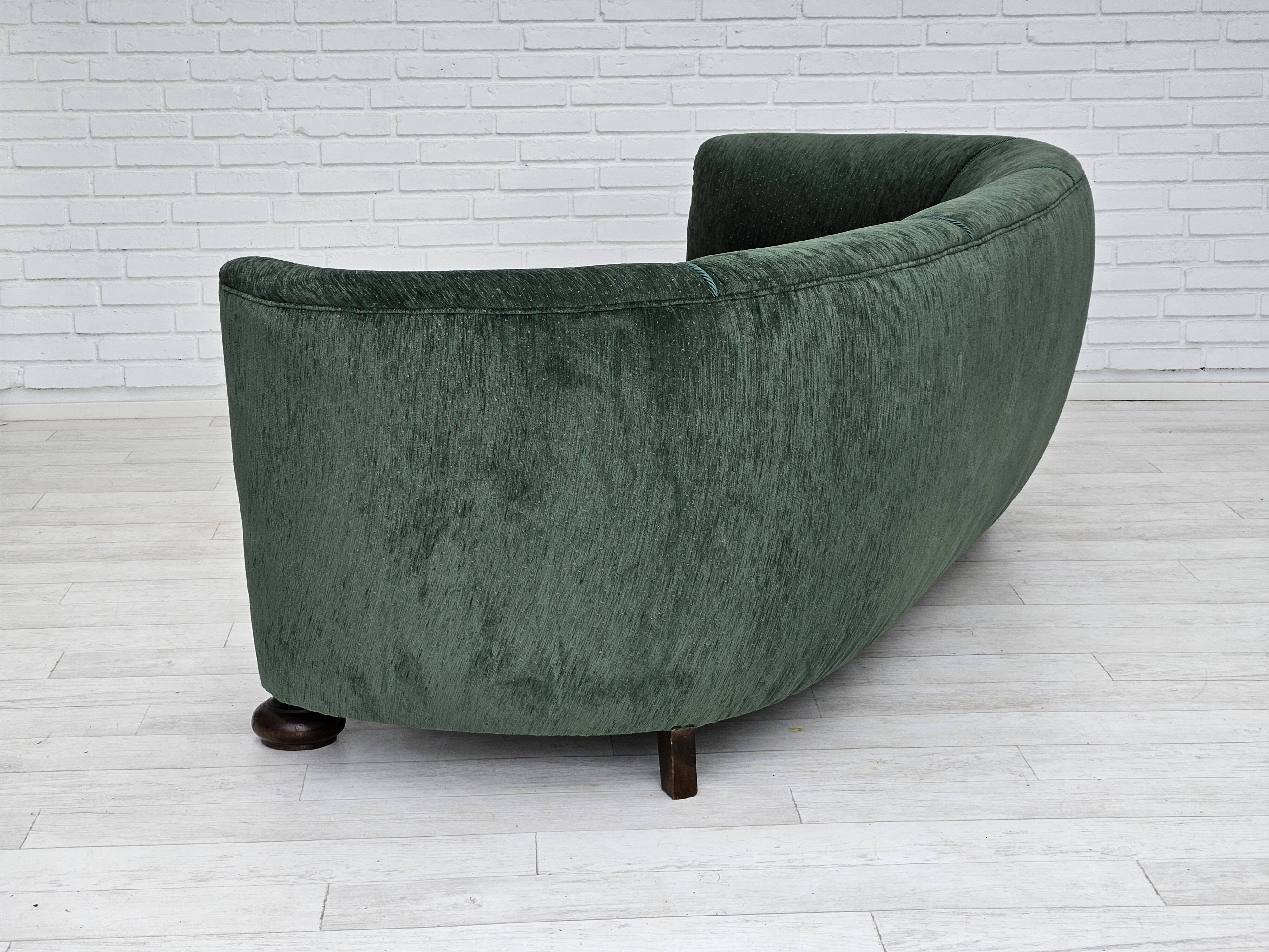 Années 1960, design danois, canapé 3 places "Banana" refait à neuf, velours vintage.