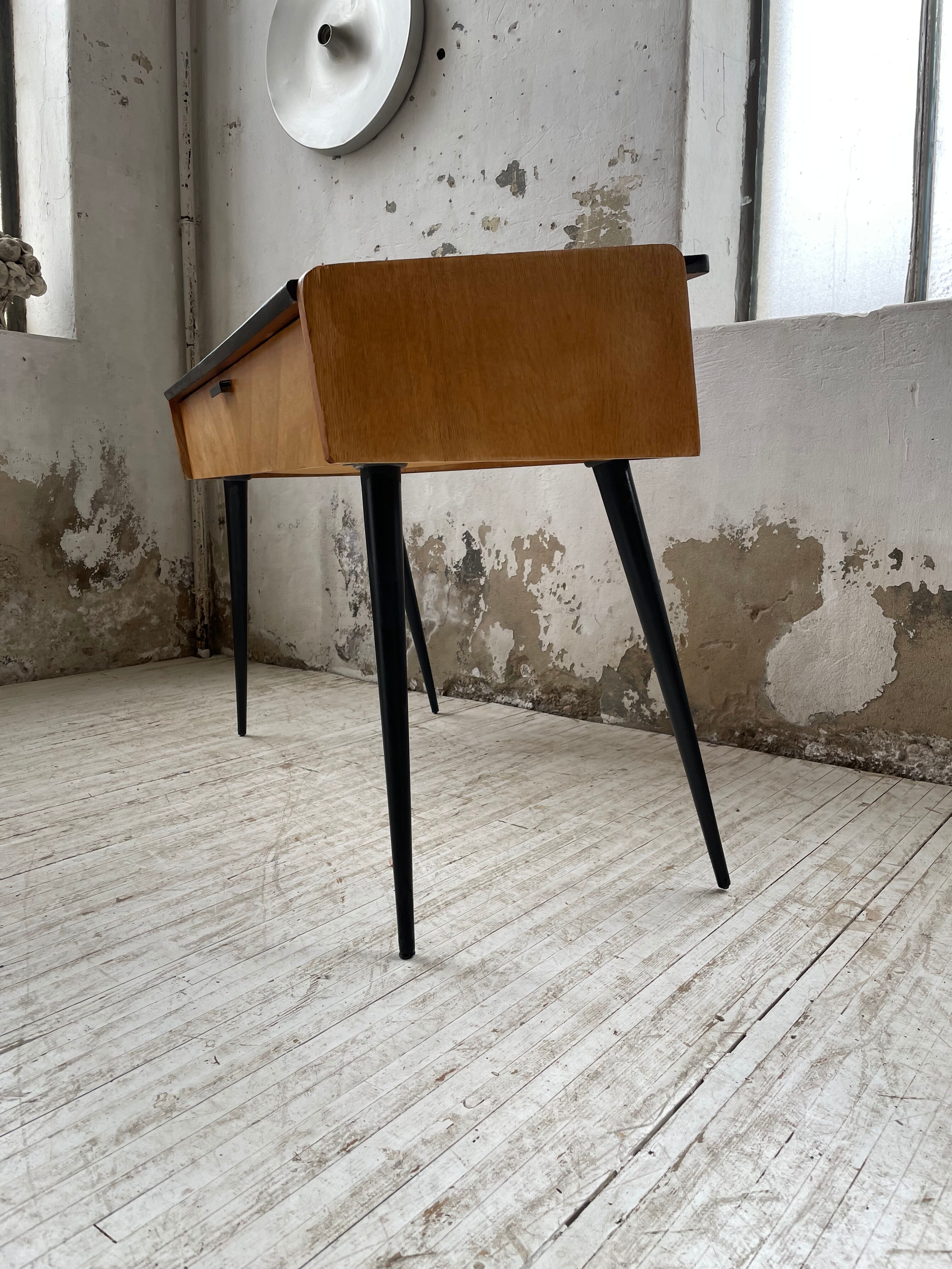 Console desktop feet compass 60s