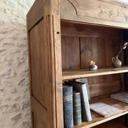Bibliothèque en bois rénovée