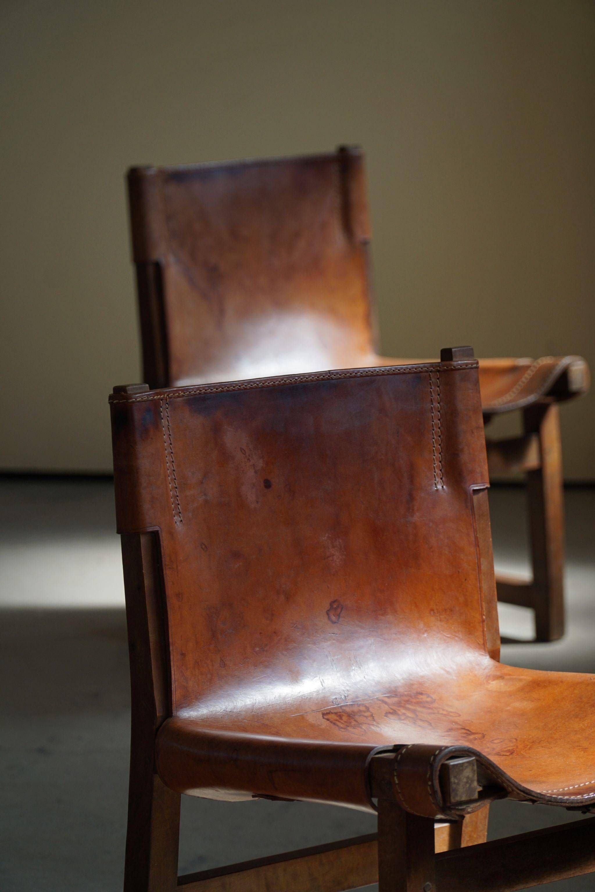Paco Muñoz, Pair of lounge hunting armchairs, model "Riaza", leather and walnut, 1960