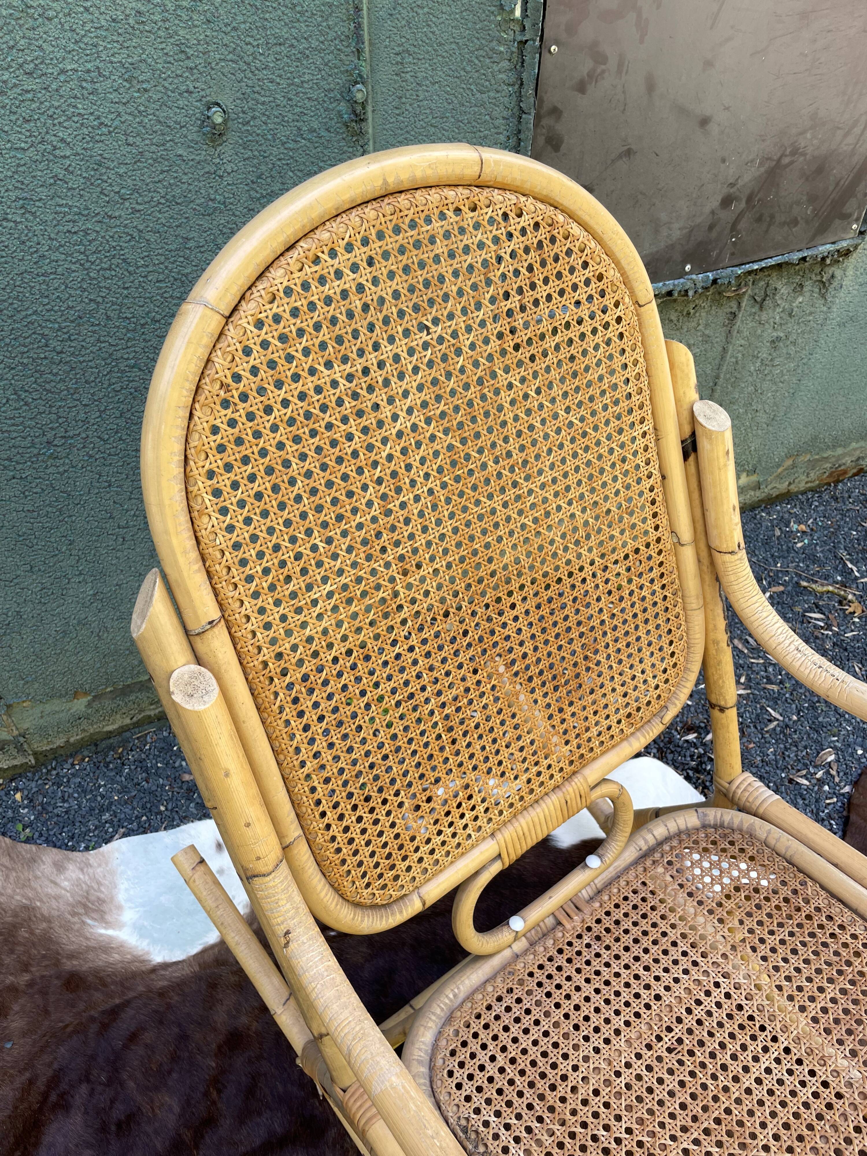Rocking chair en cannage et rotin
