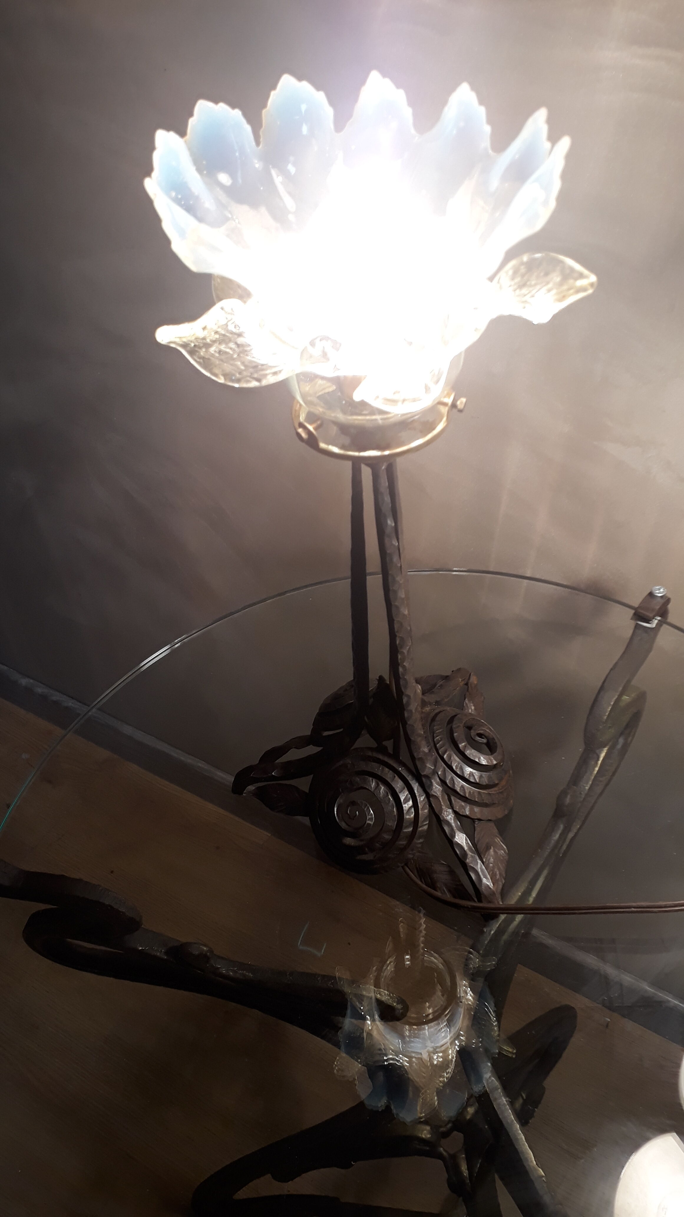 Opalescent tulip lamp 1900