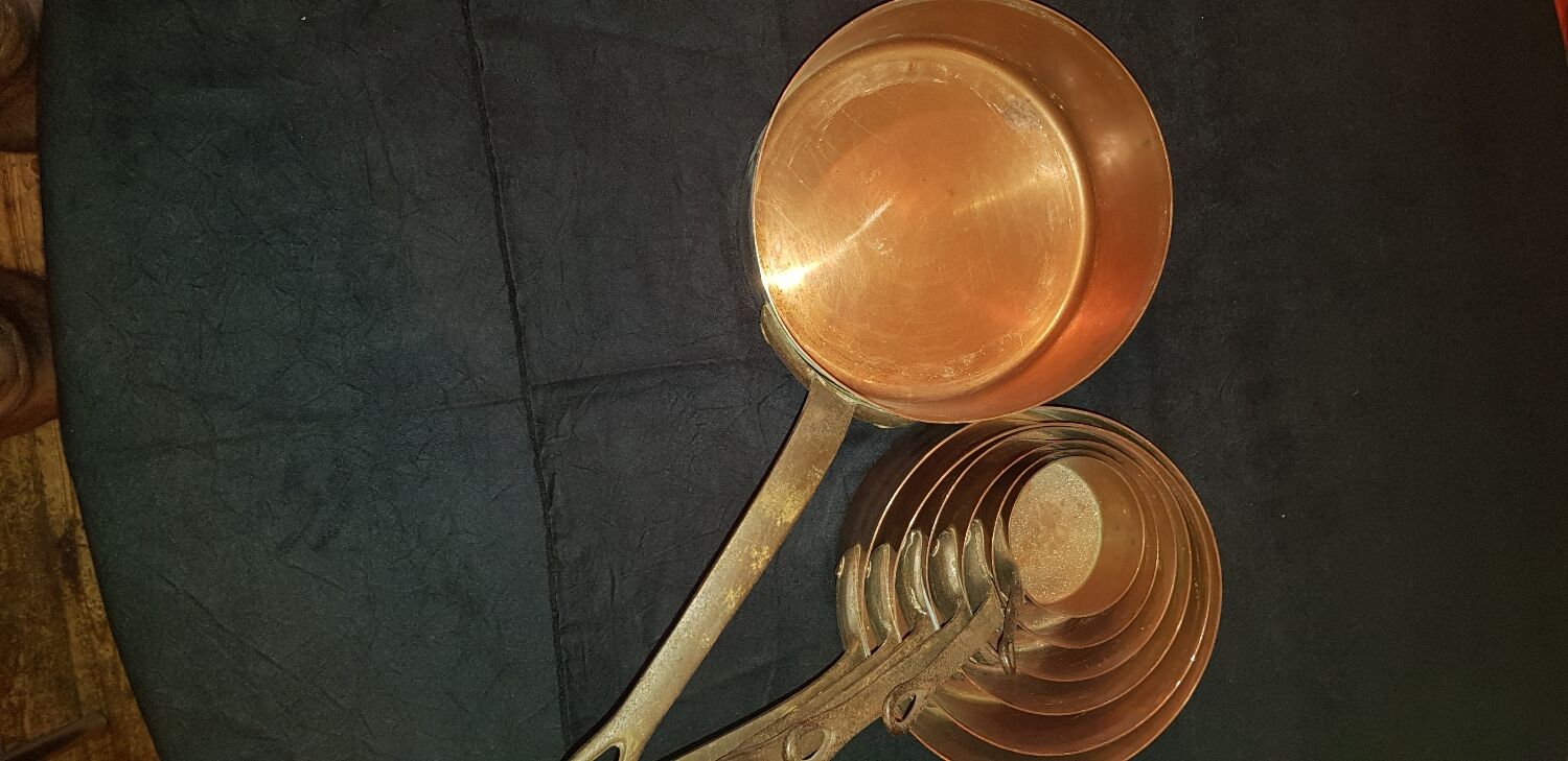 Series of 7 copper saucepans for decoration.