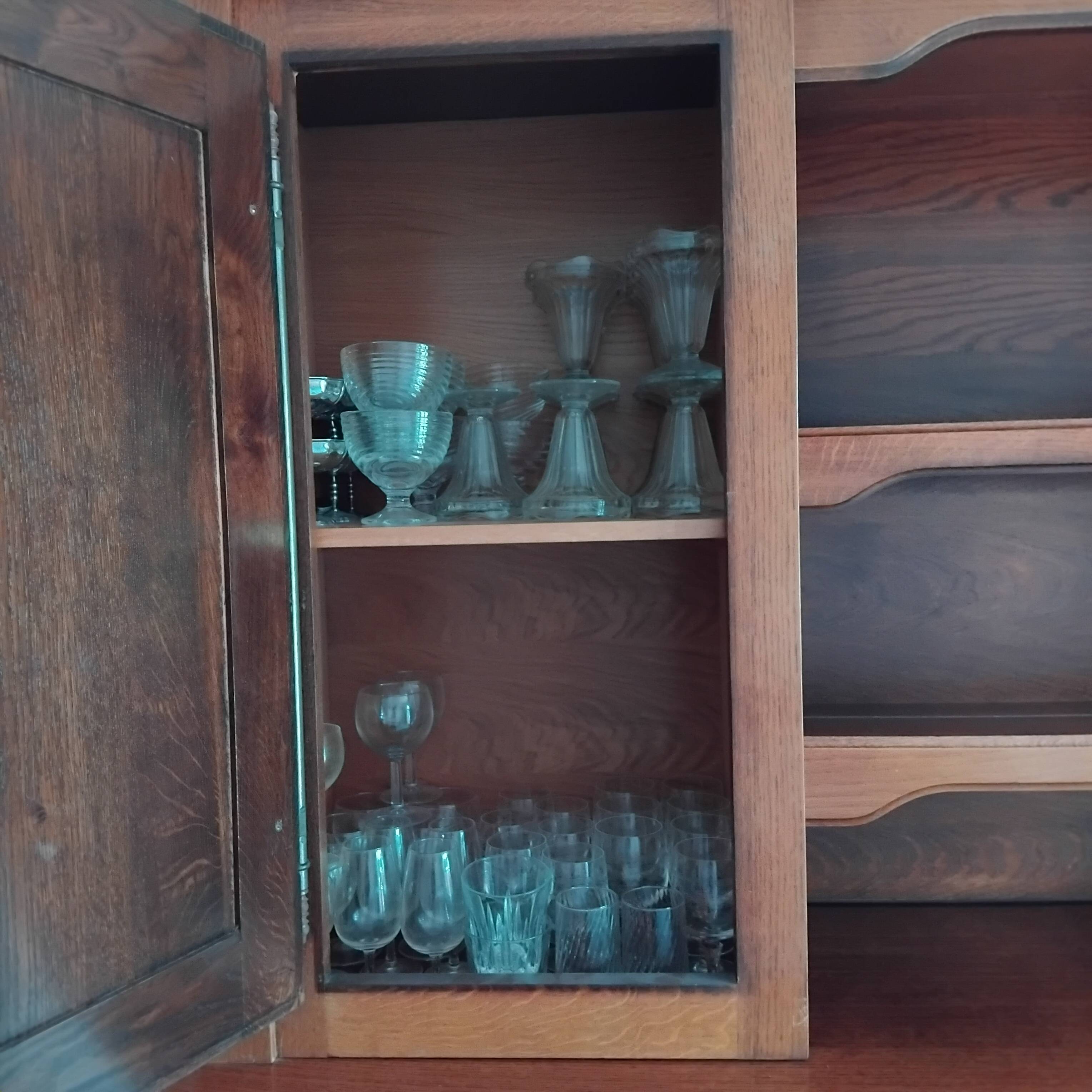Buffet, vaisselier 2 corps en chêne massif de style rustique, France