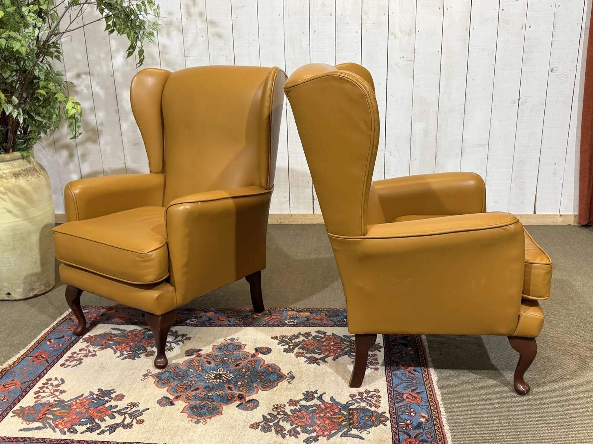 Pair of 1980s English wingback armchairs in leather.