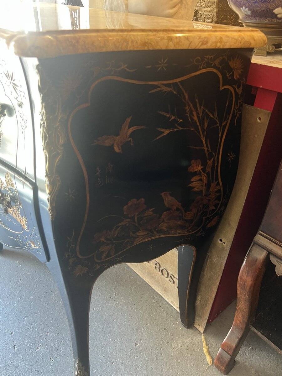 Curved lacquered wooden chest of drawers with Chinese decoration – 20th century (circa 1950-1960)