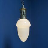 Lampe à suspension en verre opalin avec élégante monture en laiton