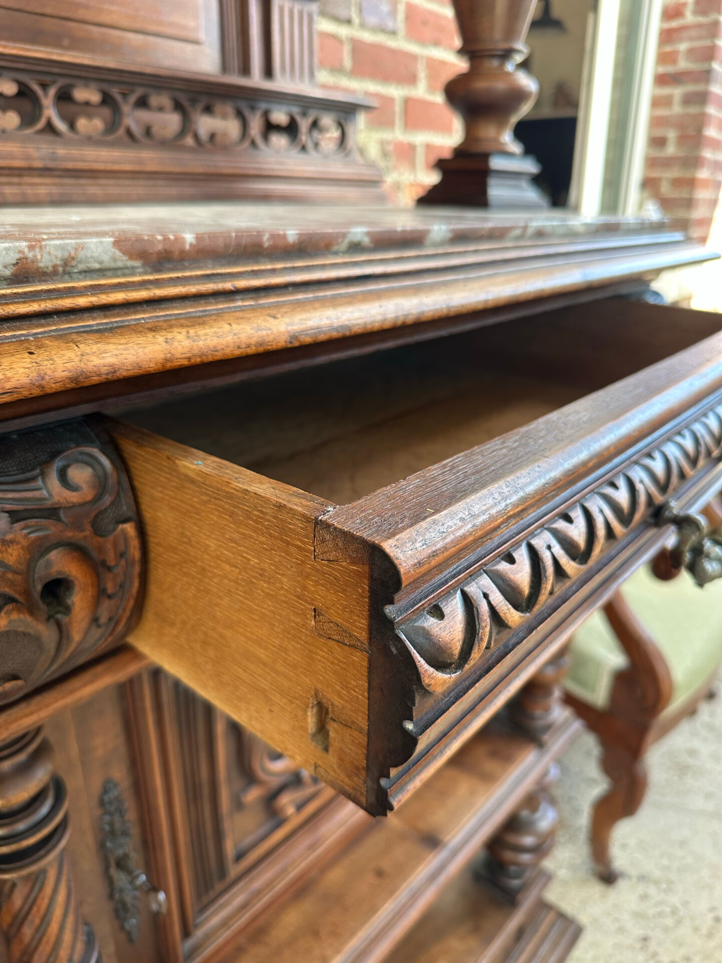 Desserte - Buffet ancien en noyer Henri II XIXeme