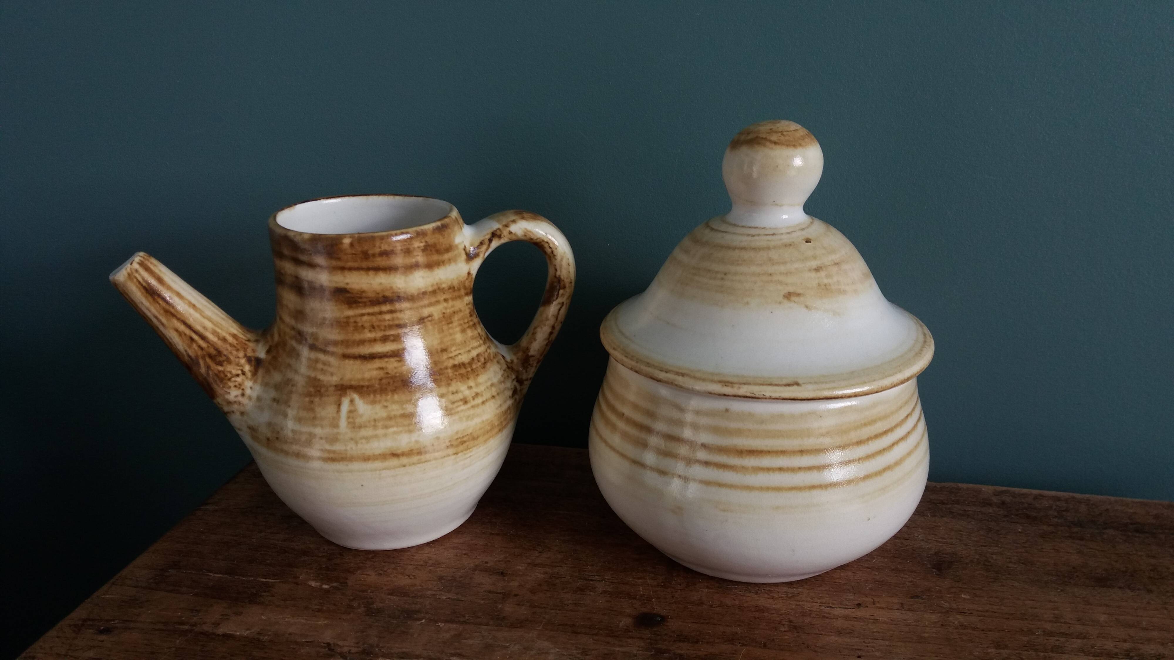 Sugar bowl and milk jug in Longchamp earthenware.
