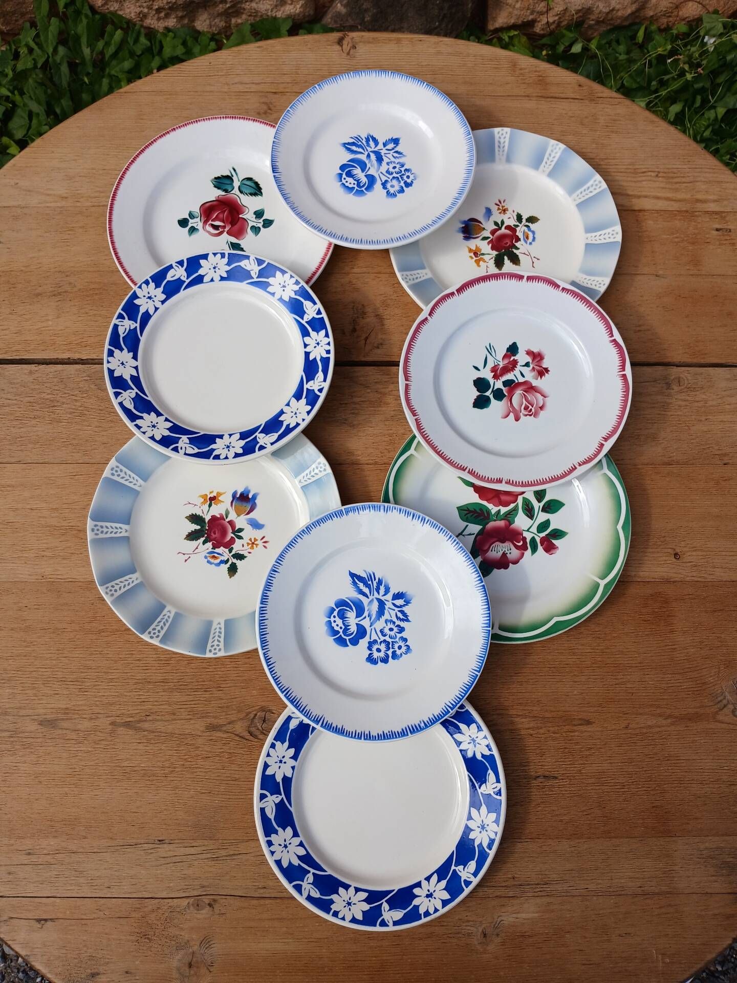 10 assiettes à dessert anciennes dépareillées 