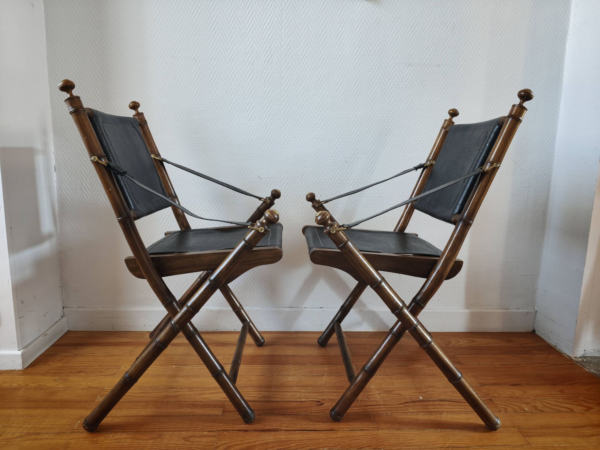 Paire de chaises pliantes safari  en cuir 1970-80