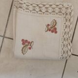 Nappe en lin,entourage dentelle,brodée main.
