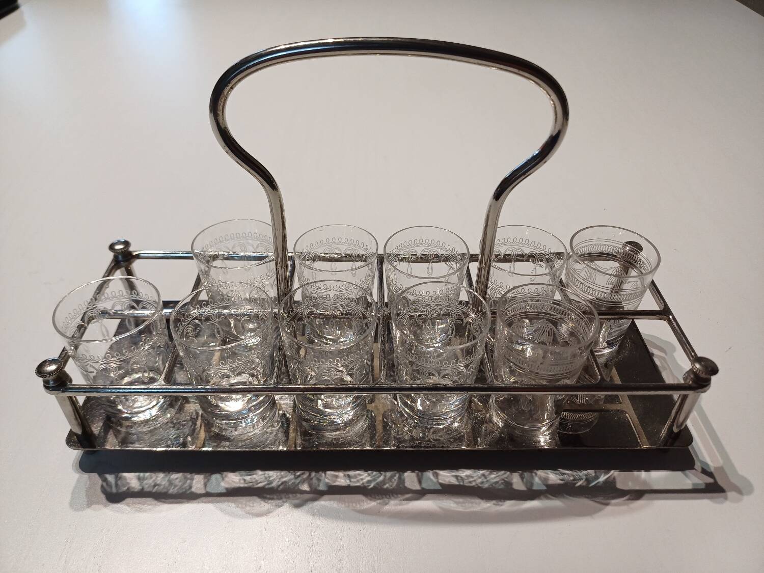 Liqueur glass server