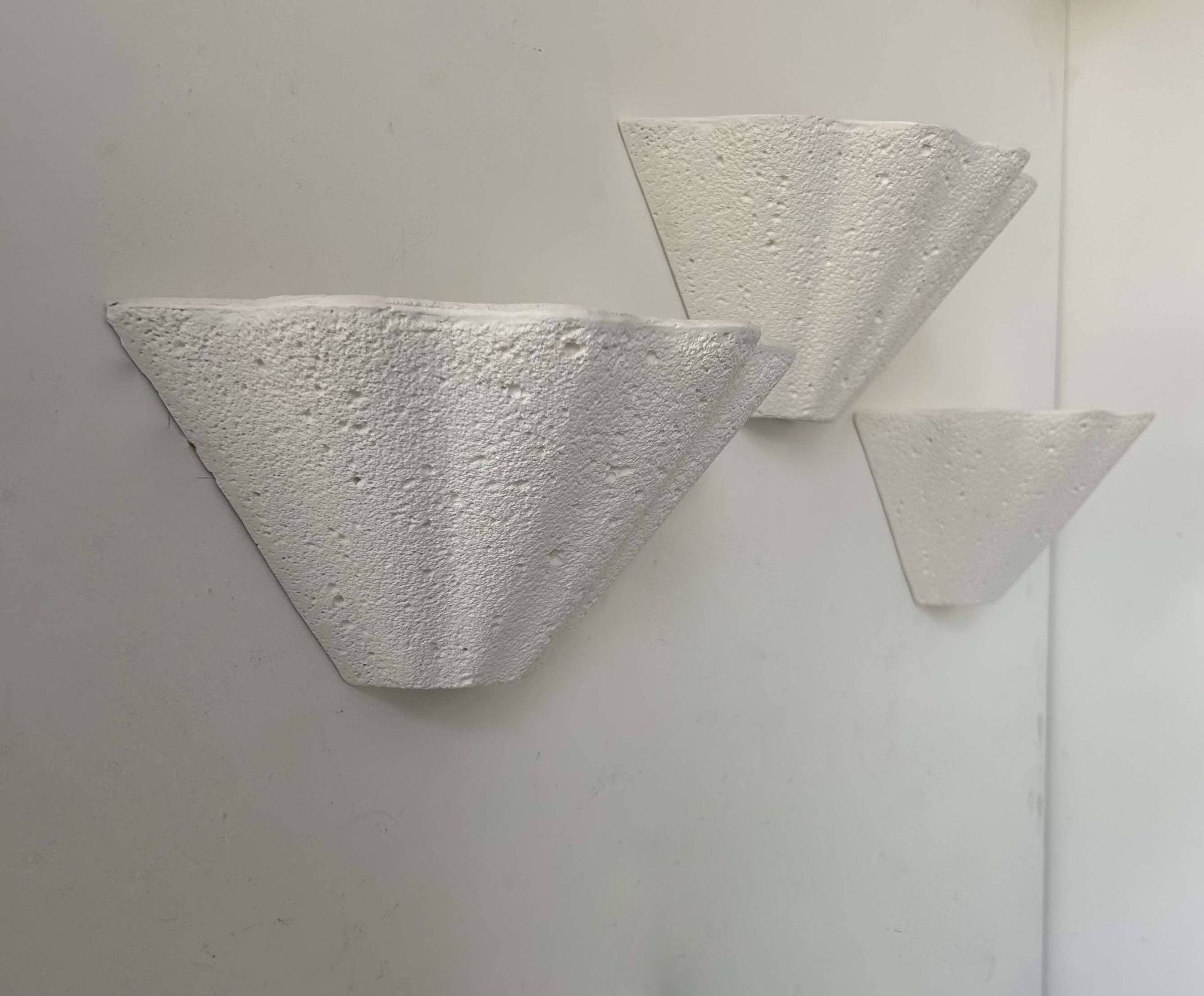 Set of 3 vintage shell wall lights, matte white stone-effect plaster, France 1970