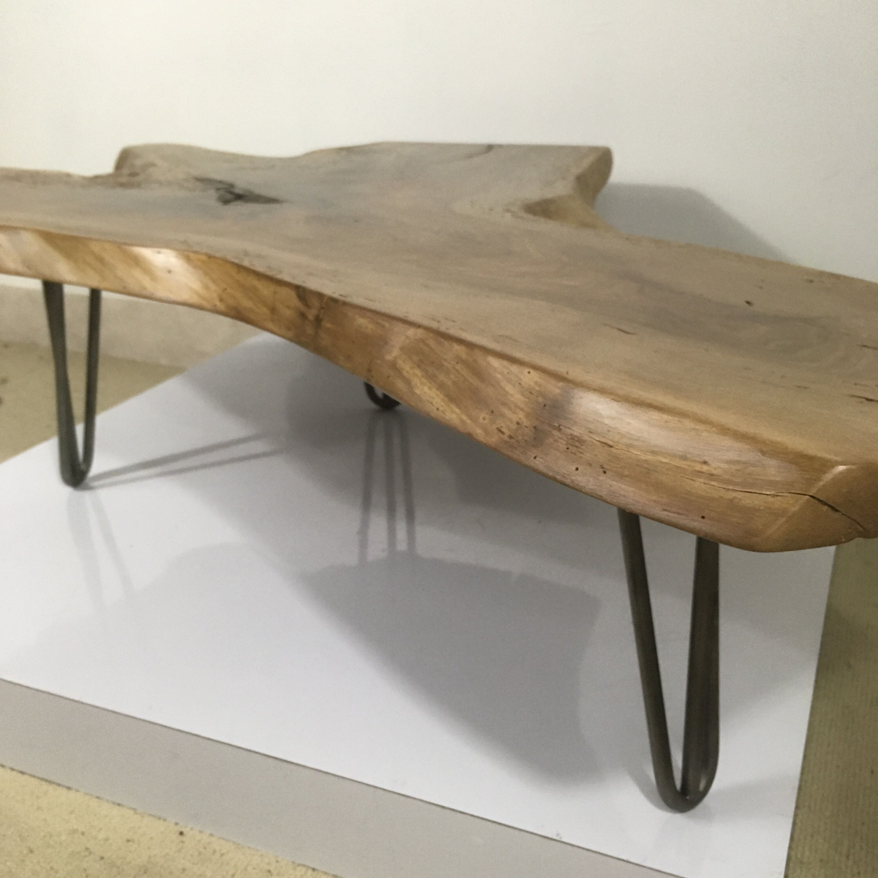 Table basse brutalist tripode pieds épingle