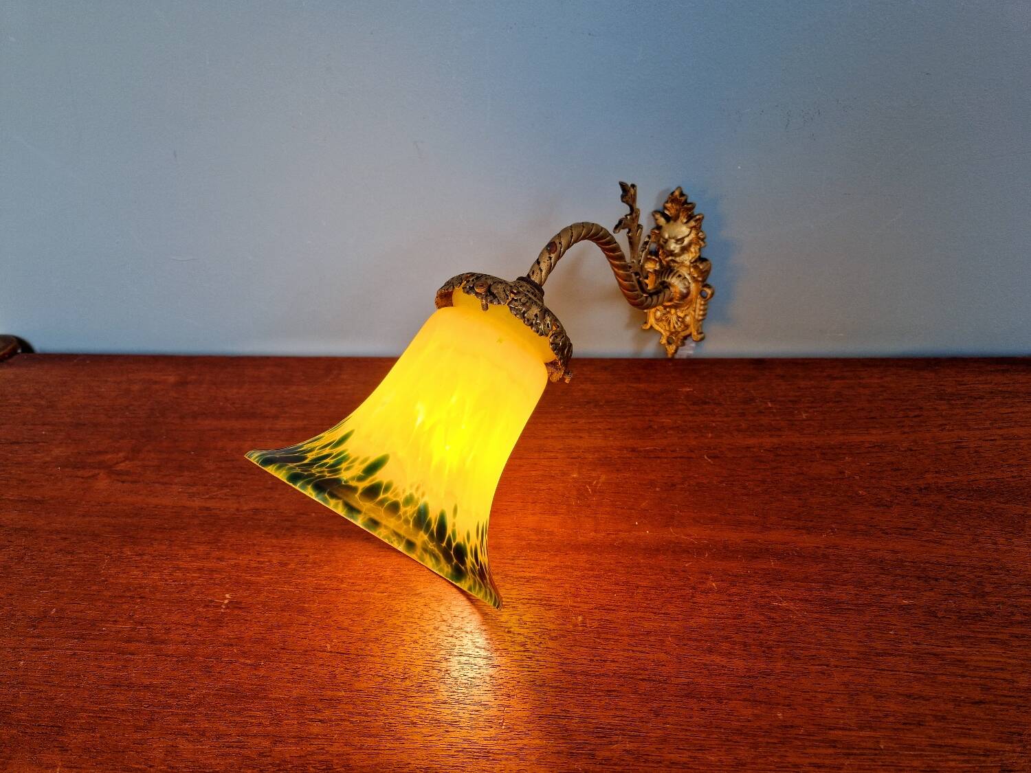 Wall sconce in gilded bronze and yellow/blue speckled glass