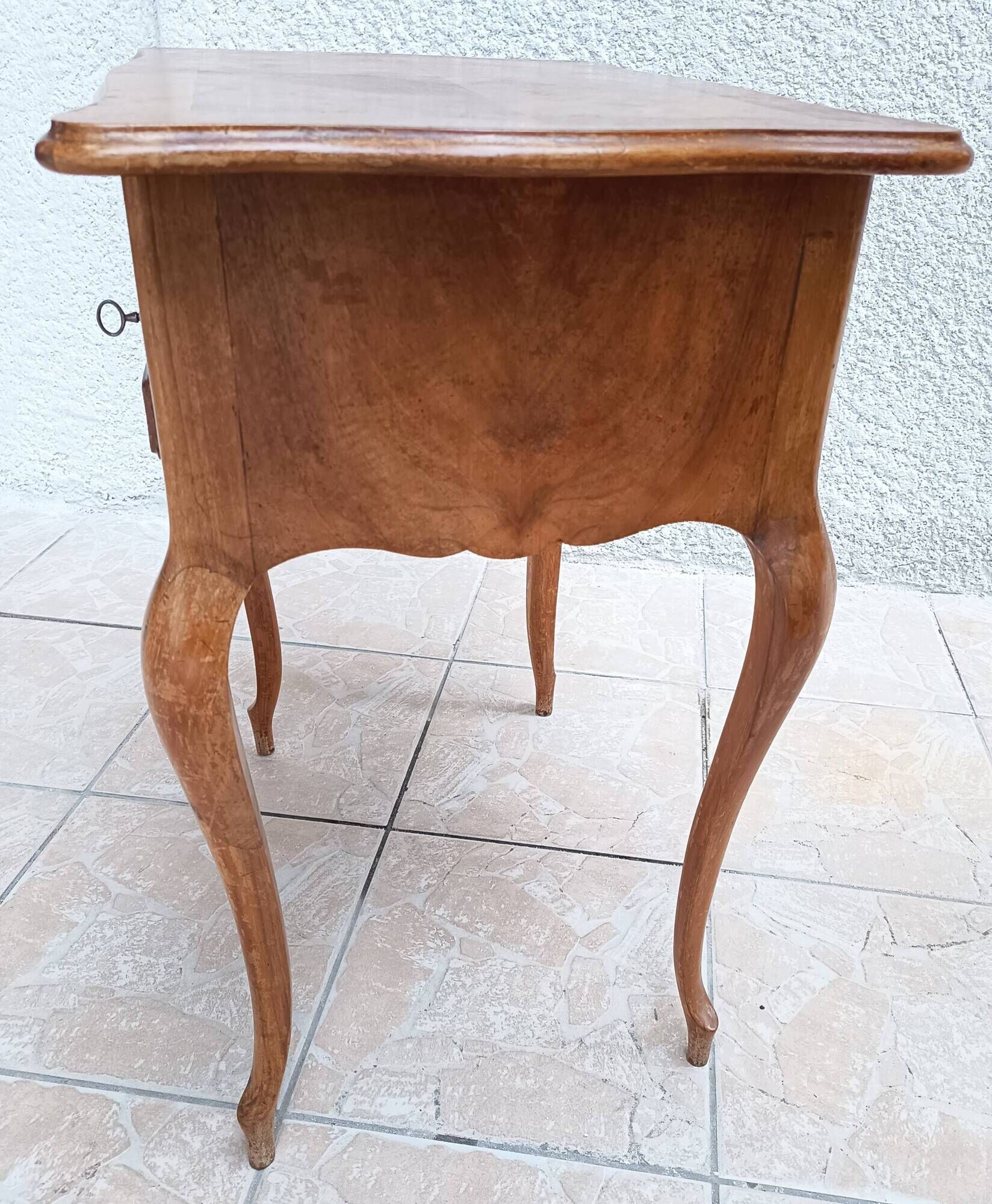 Louis XV work table in walnut, 19th century.