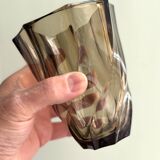 Petit vase en verre torsadé marron fonçé translucide