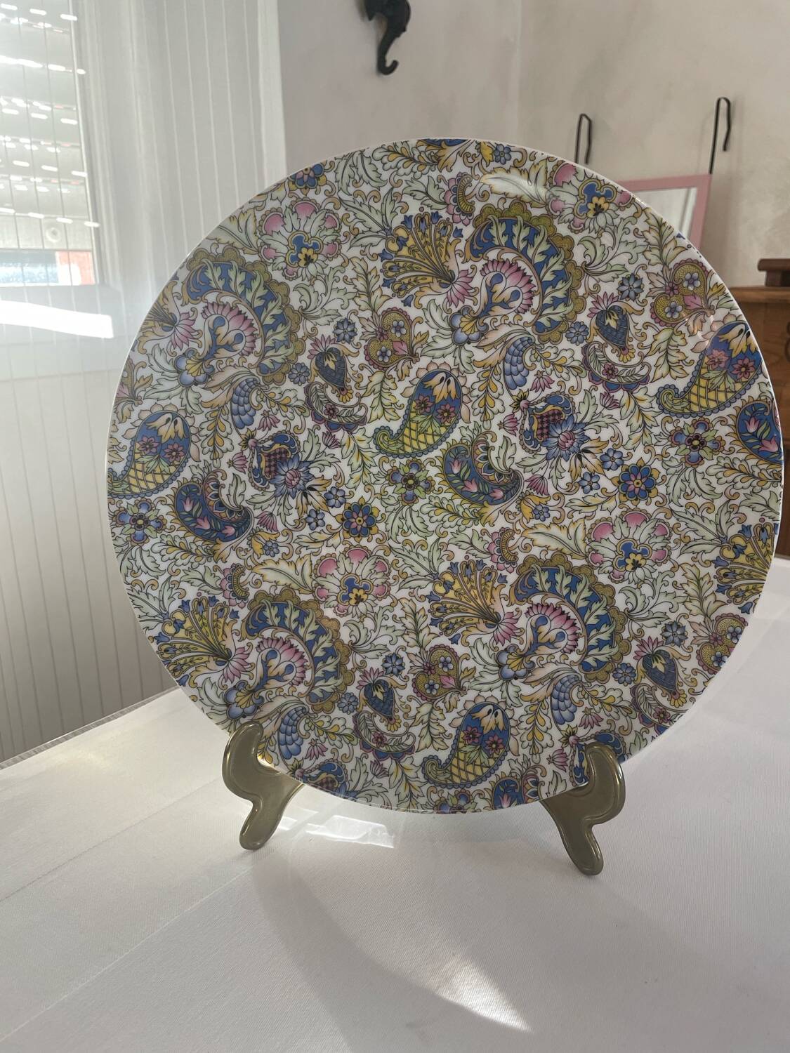 Large round ceramic plate with floral decoration – Arts & Crafts style