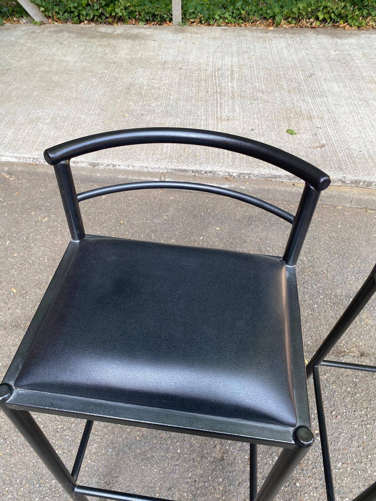 2 Italian Calligaris bar stools 1990 steel and black leather 80cm