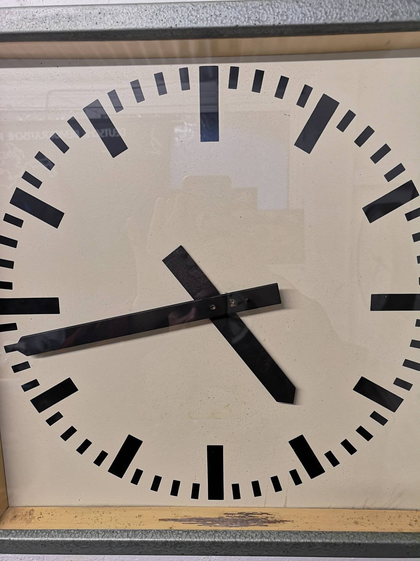Horloge industrielle est-allemandes des années 1950 par Elfema