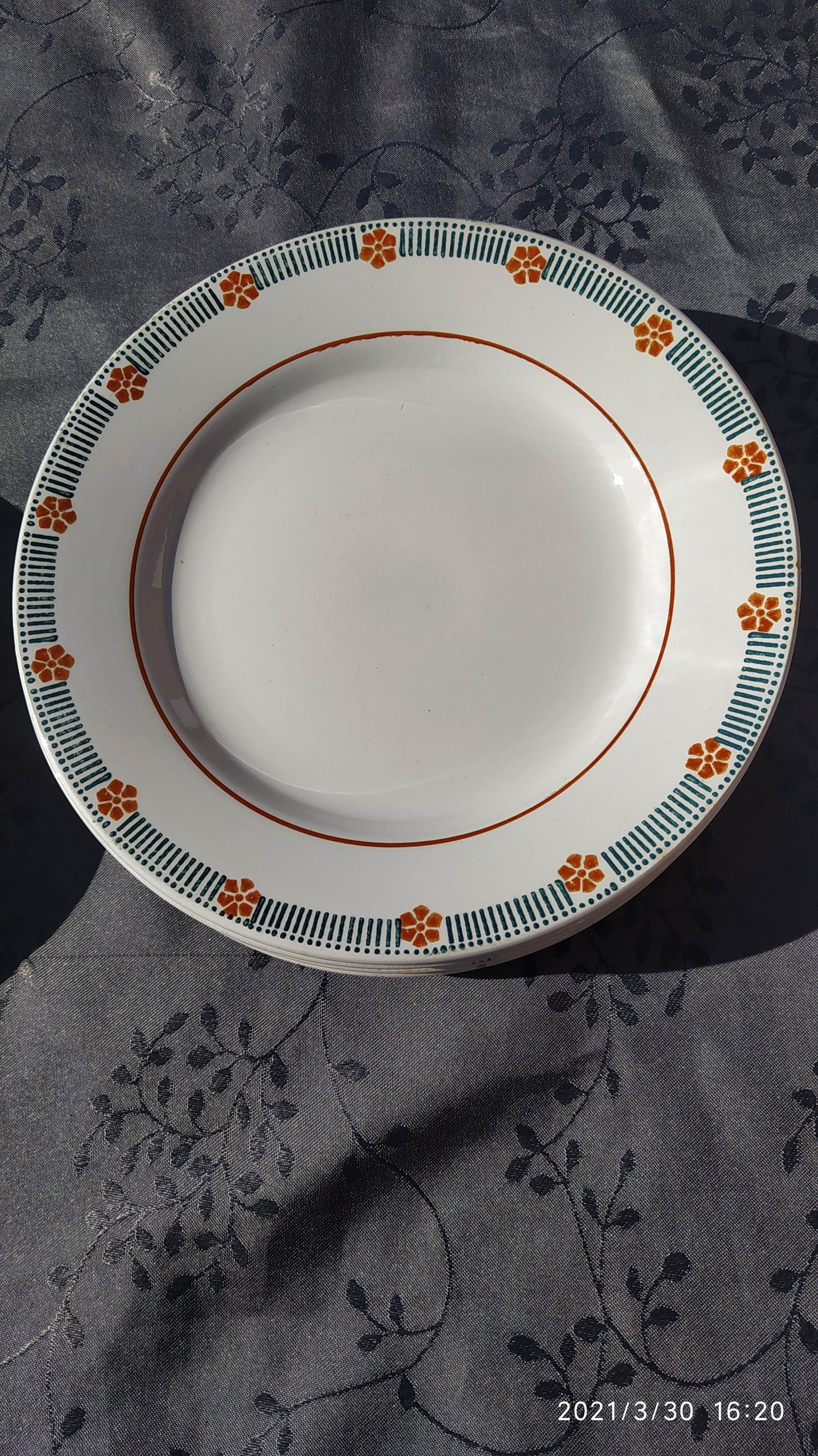 Série de 6 assiettes plates  et de 3 assiettes à dessert Vintage de St Amand